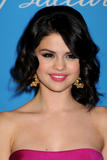 th_62783_Selena_Gomez_-_UNICEF_Ball_Honoring_Jerry_Weintraub_in_Beverly_Hills_-_December_10_2009_008_122_1030lo.jpg