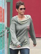 th_47247_HalleBerryTakingNahlaToSchoolFeb5th12th1copy_122_1041lo.jpg
