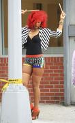 th_96586_Rihanna_shoots_Whats_My_Name_in_NYC_281_122_1168lo.jpg