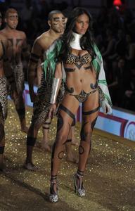 Emanuela De Paulahot lingerie Victoria's Secret Fashion Show