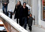 Angelina Jolie (Анджелина Джоли) - Страница 2 Th_62213_jolie-itts-venice-05_122_616lo