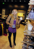 th_27943_KristenBell_shops_at_Henri_Bendel_31_122_626lo.jpg