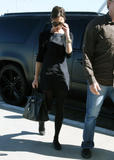 th_27011_celebrity_paradise.com_TheElder_VictoriaBeckham2010_03_15_atLAX9_122_633lo.jpg