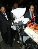 th_46652_celebrity_paradise.com_TheElder_BlakeLively2011_03_23_arrivingatLAX16_122_647lo.jpg