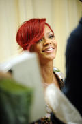 th_60284_RihannasignscopiesofRihannaRihannainNYC27.10.2010_216_122_752lo.jpg