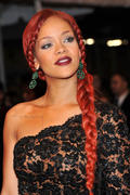 th_888978955_RihannaCostumeInstituteGalaMetBallinNYC_2.5.2011_38_122_782lo.jpg
