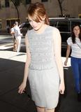 th_43581_EmmaStone_ArrivingtoRegisKellyShow_Manhattan_110811_507_122_803lo.jpg