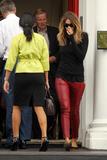 th_93638_celebrity_paradise.com_TheElder_ElleMacpherson2010_09_21_ontheschoolruninLondon20_122_886lo.jpg