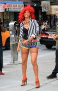 th_14299_Rihanna_shoots_Whats_My_Name_in_NYC_43_122_943lo.jpg