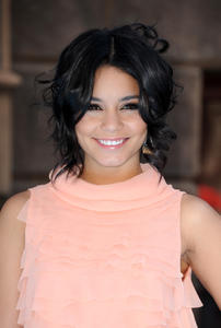 http://img217.imagevenue.com/loc1083/th_772216132_VanessaHudgens_6thAnnualPowerofYouthEvent_8_122_1083lo.jpg