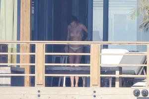 Cara Delevingne – Topless Candids in Malibu (NSFW)a4at6teosb.jpg