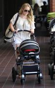 http://img217.imagevenue.com/loc614/th_900347471_Hilary_Duff_At_Mommy_And_Me_Burbank6_122_614lo.jpg