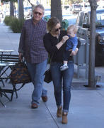 http://img217.imagevenue.com/loc666/th_268849211_Hilary_Duff_out_for_lunch_Beverly_Hills14_122_666lo.jpg