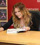 http://img217.imagevenue.com/loc744/th_14978_Hilary_Duff_signs_copies_of_her_new_book134_122_744lo.jpg