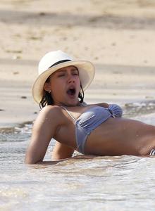 Jessica Alba – Bikini Candids in Caribbeanp4fmesecl4.jpg